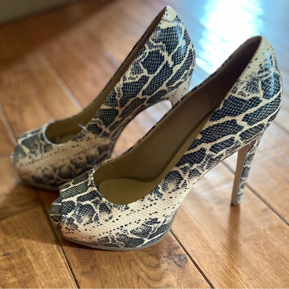 NEW WITHOUT BOX! - KELSI DAGGER - SNAKE PRINT PEEP TOE PUMPS - Size 10
